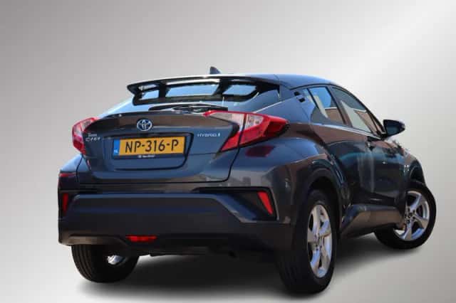 Toyota C-HR (2017) thumbnail 2