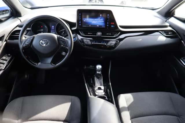 Toyota C-HR (2018) thumbnail 3