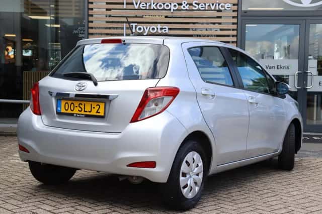 Toyota Yaris (2011) thumbnail 2