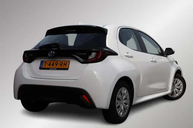 Toyota Yaris (2023) thumbnail 2