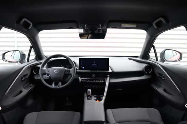 Toyota C-HR (2025) thumbnail 3