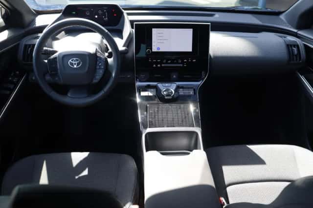 Toyota bZ4X (2025) thumbnail 3