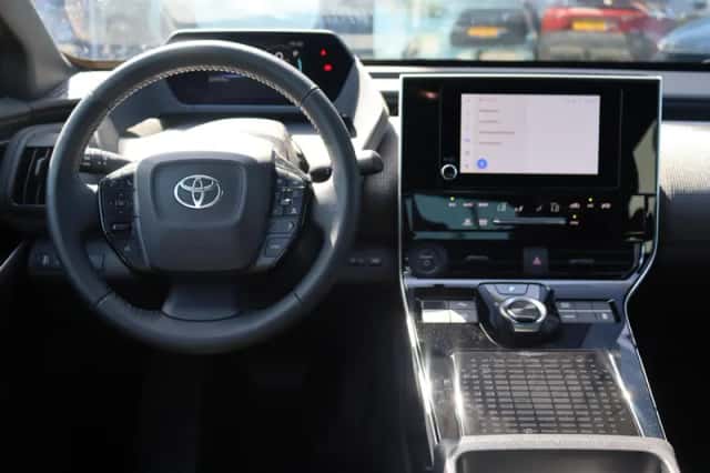 Toyota bZ4X (2025) thumbnail 4