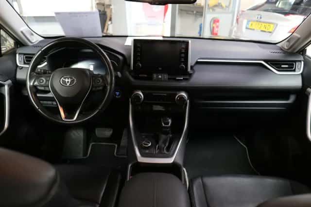 Toyota RAV4 (2021) thumbnail 3