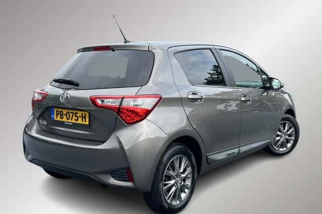 Toyota Yaris (2017) thumbnail 2