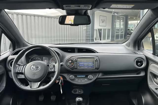 Toyota Yaris (2017) thumbnail 3