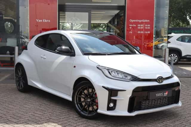 Toyota Yaris (2022) thumbnail 2