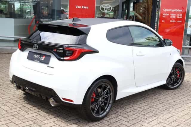 Toyota Yaris (2022) thumbnail 3