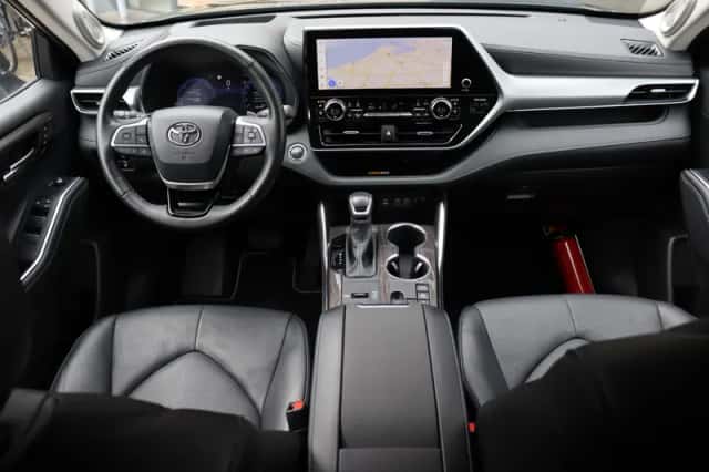 Toyota Highlander (2024) thumbnail 4