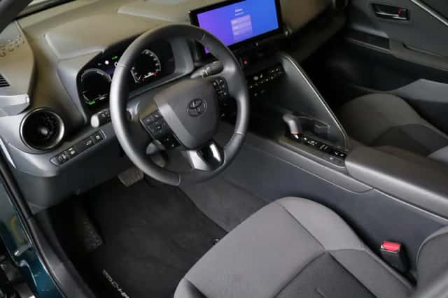 Toyota C-HR (2025) thumbnail 4