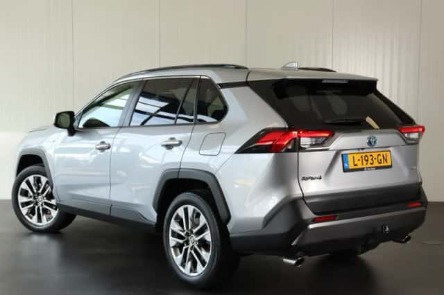 Toyota RAV4 (2021) thumbnail 2