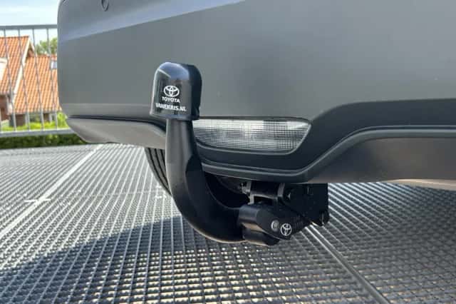Toyota C-HR (2021) thumbnail 3