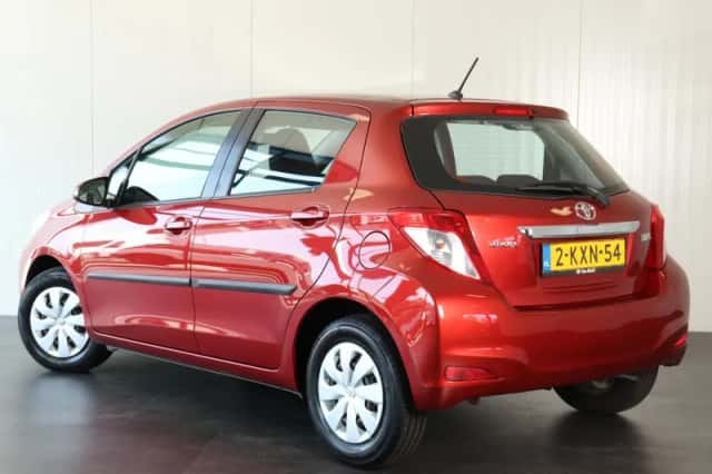 Toyota Yaris (2013) thumbnail 2