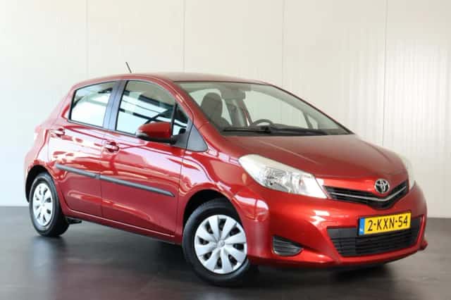 Toyota Yaris (2013) thumbnail 3