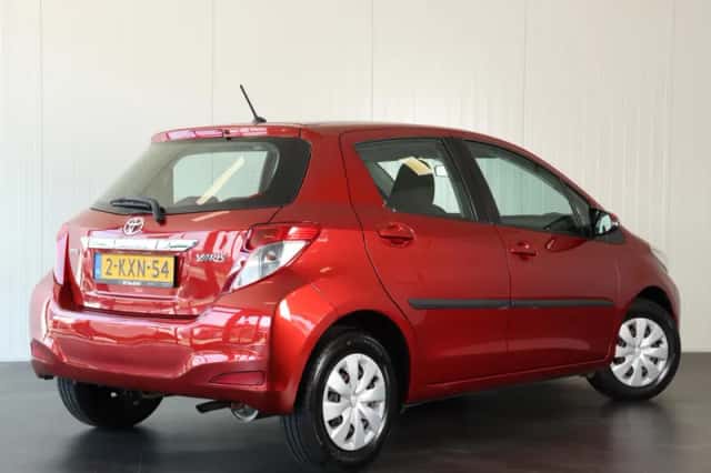 Toyota Yaris (2013) thumbnail 4