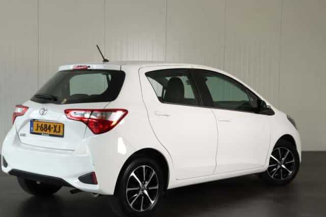 Toyota Yaris (2020) thumbnail 2
