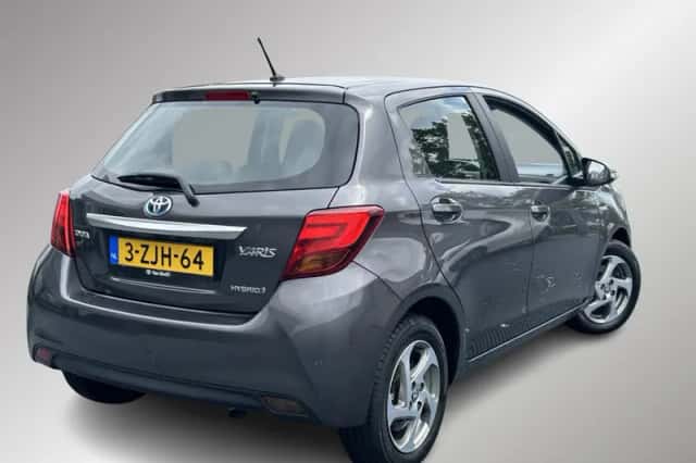 Toyota Yaris (2015) thumbnail 2