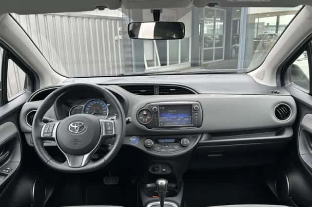 Toyota Yaris (2015) thumbnail 3