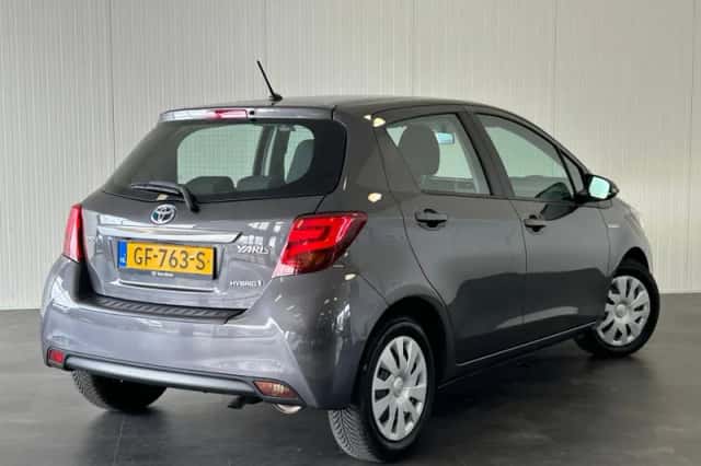 Toyota Yaris (2015) thumbnail 2
