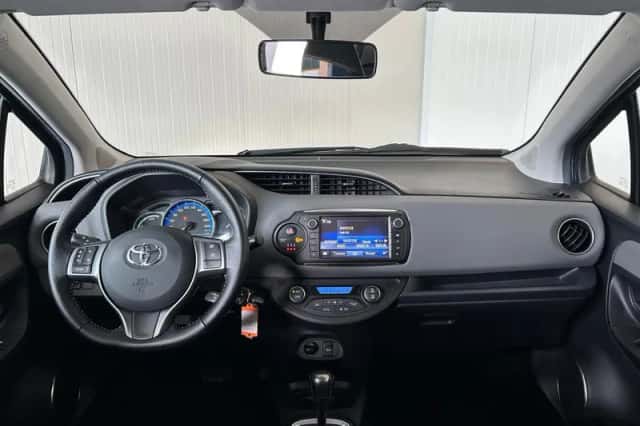 Toyota Yaris (2015) thumbnail 3