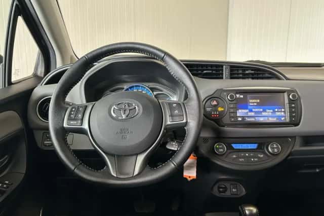 Toyota Yaris (2015) thumbnail 5