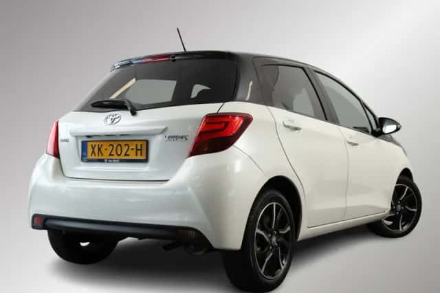 Toyota Yaris (2017) thumbnail 2