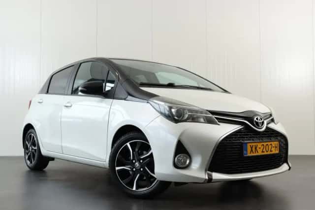 Toyota Yaris (2017) thumbnail 3