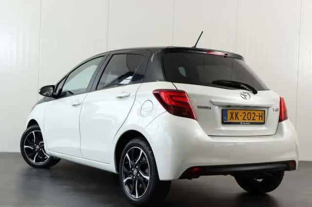 Toyota Yaris (2017) thumbnail 4