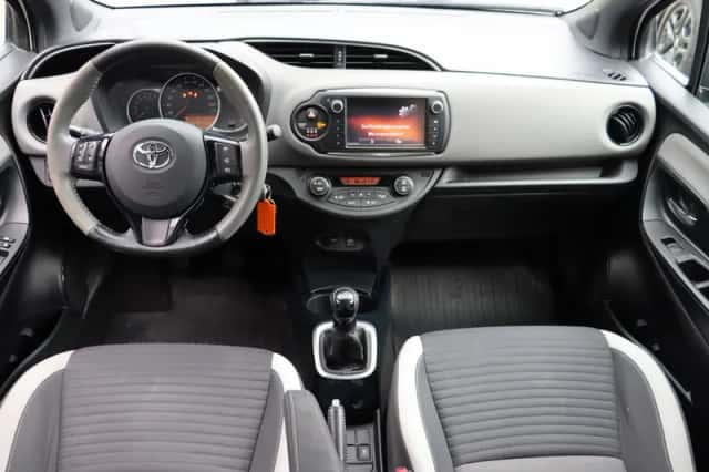 Toyota Yaris (2017) thumbnail 5