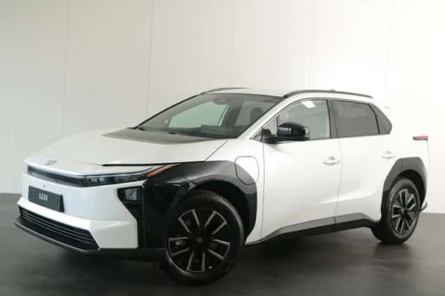 Toyota bZ4X (2025) thumbnail 2