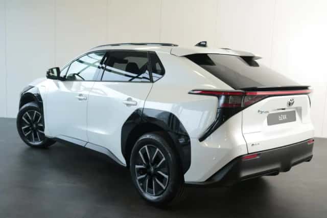 Toyota bZ4X (2025) thumbnail 3