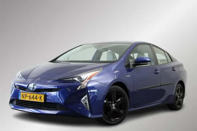Toyota Prius (2017) thumbnail 1