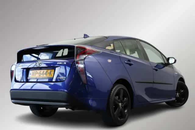 Toyota Prius (2017) thumbnail 2