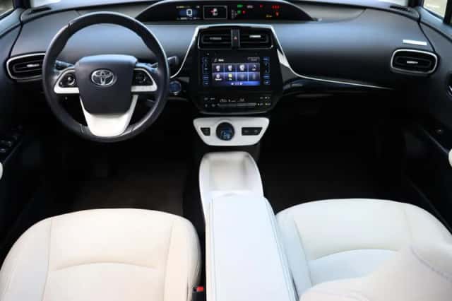 Toyota Prius (2017) thumbnail 3