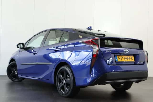 Toyota Prius (2017) thumbnail 5
