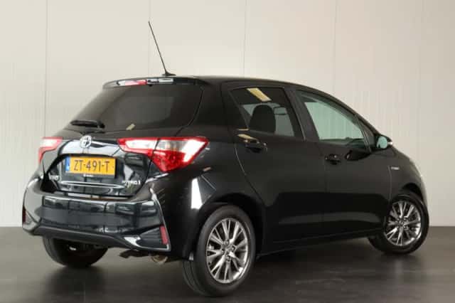Toyota Yaris (2019) thumbnail 2