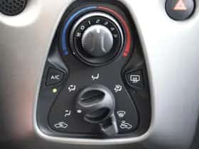 Toyota Aygo (2016) thumbnail 25