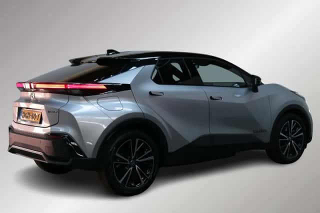Toyota C-HR (2025) thumbnail 2