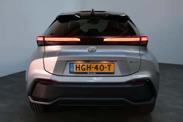 Toyota C-HR (2025) thumbnail 4