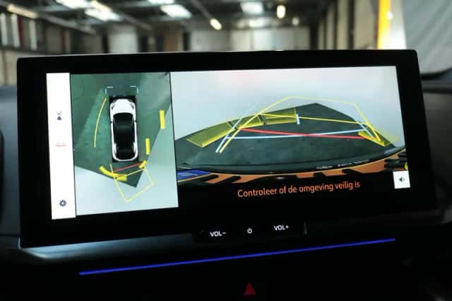 Toyota C-HR (2025) thumbnail 6