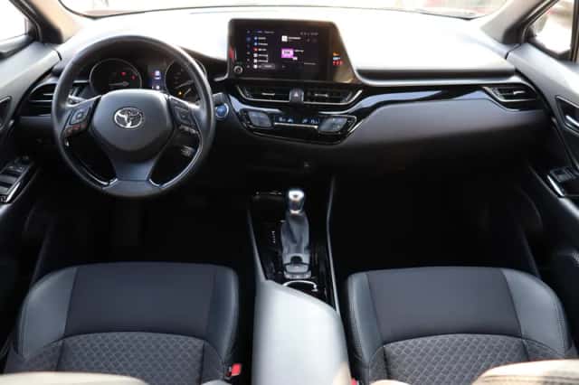 Toyota C-HR (2023) thumbnail 3