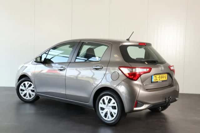 Toyota Yaris (2019) thumbnail 2