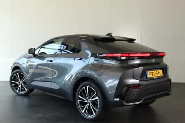 Toyota C-HR (2025) thumbnail 2