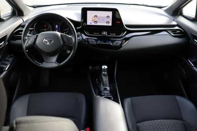 Toyota C-HR (2023) thumbnail 4