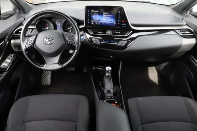 Toyota C-HR (2018) thumbnail 3