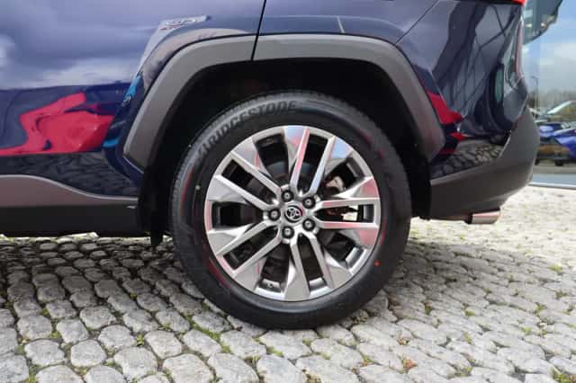 Toyota RAV4 (2022) thumbnail 3
