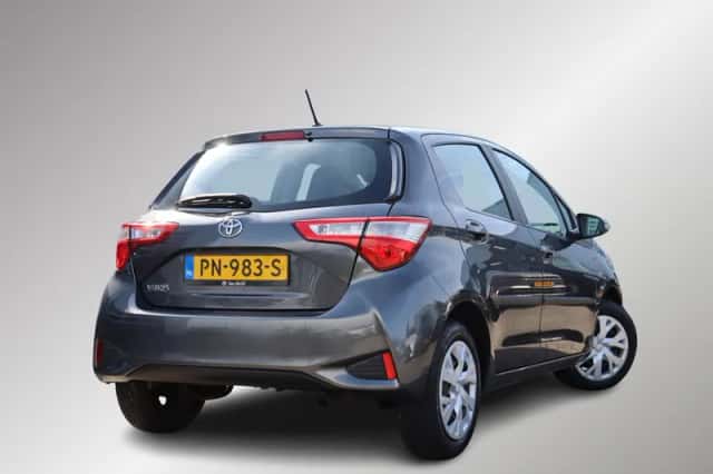 Toyota Yaris (2017) thumbnail 2
