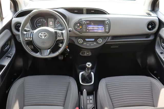 Toyota Yaris (2017) thumbnail 3