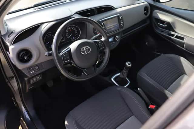Toyota Yaris (2017) thumbnail 4
