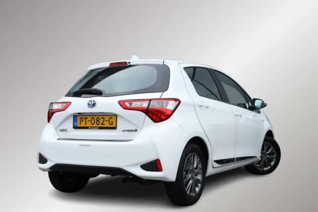 Toyota Yaris (2017) thumbnail 2